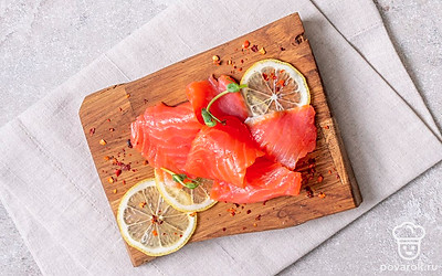 Готовую нарезку из красной рыбы подайте на стол сразу после приготовления, чтобы она не заветрилась. При желании украсьте нарезку ломтиками лимона и свежей зеленью.