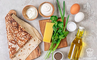 Отварите яйца в подсоленной воде, остудите и очистите от скорлупы. Помойте зелень и обсушите бумажными полотенцами. Подготовьте сковороду и терку.