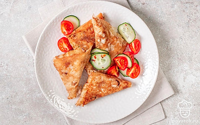 Подавайте ароматный лаваш с сырной начинкой сразу после приготовления. При желании дополните закуску легким овощным салатом.