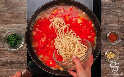 Соедините лапшу и смесь мяса с овощами. В сковороду с куриным мясом и овощами аккуратно добавьте готовую лапшу и перемешайте.