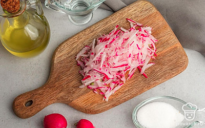 Нарежьте овощи: редис — очень тонкой соломкой, огурец — произвольными кусочками. Зелень покрошите. Нарубите лук.