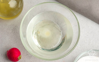 В водку доавбьте соль и растительное масло.