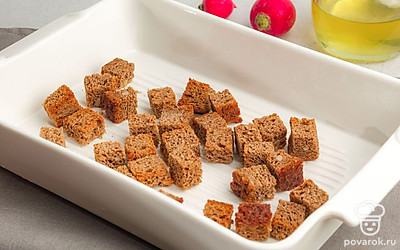 В классическом рецепте хлеб должен не резаться, а ломаться. И это скорее даже не хлеб, а сухари, которые иначе съесть невозможно. Но для рецепта, который готовится на современной кухне, нарежьте хлеб на некрупные кубики и подсушите в духовке до состояния, когда есть корочка, как у сухариков.