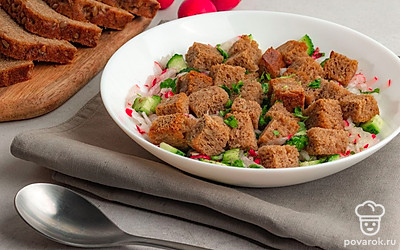 Выложите сухарики на подушку из перемешанных овощей. Водку перемешайте и залейте в тарелку с одного края. Количество на ваше усмотрение, но в оригинале ее добавляют столько, что это блюдо подается как суп.