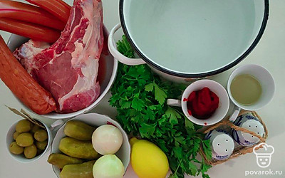 Говядину зачистите, помойте. Лук очистите и помойте. Приготовьте остальные ингредиенты по списку.