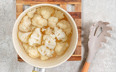 Отварите капусту в кипящей подсоленной воде около 2 минут. Откиньте на дуршлаг, чтобы вся вода стекла.