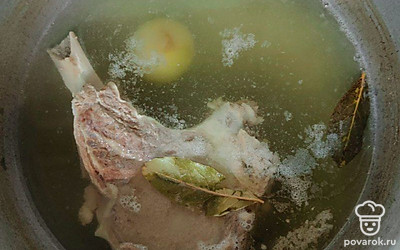 Отварите мясо на маленьком огне в течении 2-2,5 часа. Для аромата добавьте в кастрюлю целую луковицу и лавровый лист. Затем достаньте мясо, чтобы оно остыло.