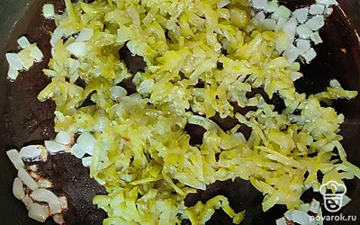 Обжарьте мелко нарезанный лук, добавьте к нему тертые огурцы. Пропарьте под закрытой крышкой 5 минут. Затем положите томатную пасту и тушите еще 4 минуты. Бульон процедите и поставьте на огонь, чтобы он закипел.