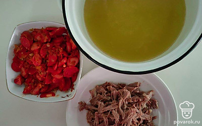 Добавьте к луку и огурцам колбасы, нарезанные кружочками, и мясо без костей - кубиками. Жарьте 5-7 минут. Загрузите обжарку в кастрюлю, поварите 5 минут и вкиньте оливки. Посолите, поварите немного и снимите с огня. Дайте время настояться.