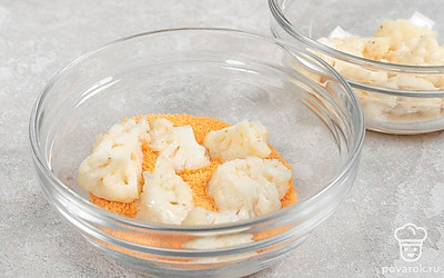 Смешайте яйцо с солью и перцем. На отдельное блюдце насыпьте панировочные сухари. Каждое соцветие тщательно обмакивайте в яйцо, а затем вываливайте со всех сторон в сухарях.