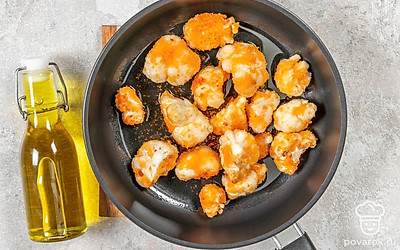 Выложите соцветия на сковороду с раскаленным маслом. Обжарьте, помешивая, 10-15 минут, пока на капусте не появится аппетитная золотистая корочка.