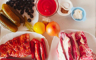 Мясо зачистите от пленки, помойте. Лук и чеснок почистите и помойте. Приготовьте посуду, в которой будете готовить.