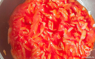 Луковицу порежьте соломкой и обжарьте с рубленым чесноком на смеси растительного и сливочного масел до прозрачности. Добавьте томатный соус и тушите 1 минуту.