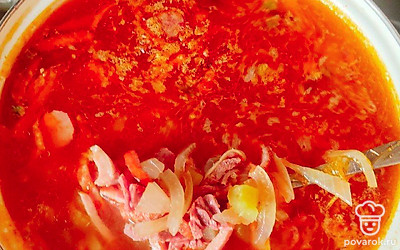 Огурчики порежьте мелким кубиком, а огуречный рассол вскипятите в отдельной кастрюльке. Вылейте их в солянку, всыпьте нарезанные колбасные изделия, перемешайте, потомите 15 минут, если нужно досолите, и выключите.