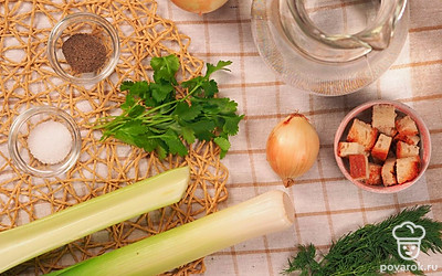 Вымойте все овощи и зелень. Лук очистите от шелухи. Вскипятите в кастрюле воду.