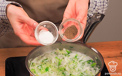 Сварите суп. Нарежьте мелко сельдерей и петрушку. Затем нарежьте репчатый рук и лук-порей и перетрите их с солью. Когда вода закипит, введите туда овощи и зелень. Спустя примерно 10 минут вы увидите, что похлебка стала зеленого цвета, тогда отправьте в нее соль и перец. Варите еще 3 минуты.