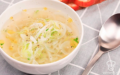 Подайте луковую похлебку с гренками или сухариками.