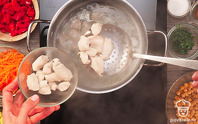 Сварите бульон. Мясо залейте водой, закипятите, сделайте медленный огонь и варите 25 минут, снимая пенку. Мясо достаньте, бульон процедите и верните в кастрюлю на огонь.