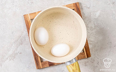 Отварите яйца вкрутую, почистите и разрежьте вдоль на две половины. Извлеките желток и раскрошите его.