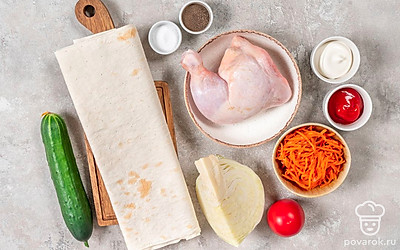 Помойте курицу, помидоры и огурцы. Снимите с капусты верхние вялые листья, ополосните кочан водой и тщательно обсушите.