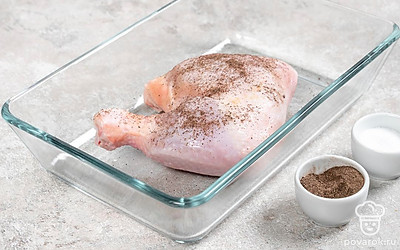 Посолите и поперчите курицу, положите в форму для запекания. Разогрейте духовку до 180°C и поставьте форму с курицей запекаться до готовности. Обычно на это требуется 40-50 минут.