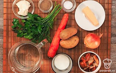 Подготовьте продукты для крем-супа со сливками и сыром. Картофель, морковь, лук почистите. Нарежьте средними кубиками. Плавленый и твердый сыр натрите на крупной терке. Зелень мелко порубите. Совет: К сортам полутвердых сыров относятся «Эдам», «Гауда», «Российский», «Пошехонский», «Голландский», «Костромской».