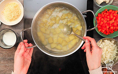 Подготовьте овощи. В кипящей посоленной воде отварите картофель до готовности 20 минут. Воду не сливайте. На сковороде на растительном масле обжарьте лук и морковь до золотистого цвета 5-7 минут.