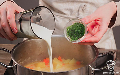 Сделайте крем-суп. Обжаренные овощи, плавленый и полутвердый сыр добавьте к картофелю в кастрюлю. Доведите до кипения, посолите, поперчите. Тщательно перемешайте. Добавьте в кастрюлю сливки и зелень. Снова доведите до кипения, а затем уберите кастрюлю с огня. Измельчите блендером получившуюся массу.