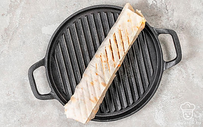 Обжарьте шаурму на сковороде-гриль до румяности и появления аппетитных ребристых полосочек.