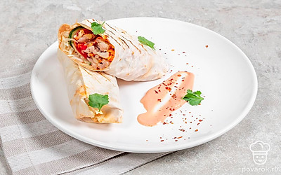 Перед подачей разрежьте шаурму на две части, чтобы было видно аппетитную начинку.