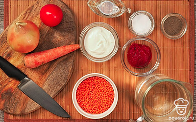 Замочите чечевицу холодной водой на 1 час и промойте. Лук и морковь очистите от кожуры, вымойте, порежьте кубиками. Помидоры вымойте, обсушите бумажными полотенцами. Обдайте кипятком, снимите кожицу, порежьте кубиками. Приготовьте блендер.