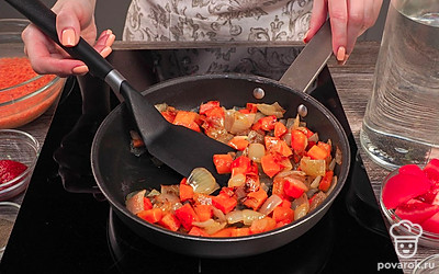 Приготовьте зажарку. На сковороде с добавлением растительного масла обжарьте лук с морковью, приблизительно 7-8 минут.