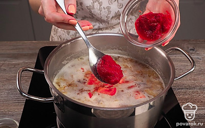 Добавьте оставшиеся продукты и завершите приготовление крем-супа. Помидоры добавьте в суп вместе с томатной пастой. Приправьте солью и перцем по вкусу. Когда чечевица разварится, взбейте суп блендером.