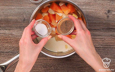 Приготовьте крем-суп. Влейте в кастрюлю воду. Положите овощи в кастрюлю и варите примерно 25 минут до готовности. После этого слейте бульон в отдельную емкость. В кастрюлю к овощам добавьте теплые сливки и специи, измельчите блендером до однородности.