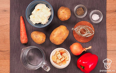 Вымойте и очистите овощи, промойте перец от семян. Нарежьте морковь, перец и картофель небольшими кусочками. Лук нарежьте мелким кубиком. Разогрейте сковороду с растительным маслом. Подготовьте блендер.