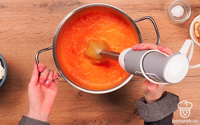 Приготовьте крем-суп. Влейте в кастрюлю воду. Добавьте в кастрюлю морковь, перец и картофель и поставьте вариться на 25 минут до готовности. Лук обжарьте до прозрачности и добавьте в вареные овощи. Измельчите все блендером до однородной массы. Посолите и поперчите. Положите в смесь сыр и продолжайте размешивать, пока сыр полностью не растворится.