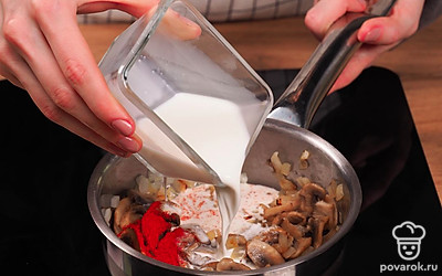 Приготовьте крем-суп. Добавьте в сотейник паприку, соль и сливки. Влейте воду или бульон, чтобы ингредиенты были закрыты не более, чем на 1 см. Варите суп 20 минут. После этого взбейте его блендером до однородной нежной массы.