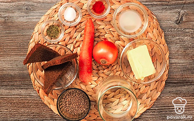 Подготовьте все необходимые ингредиенты. Чечевицу промойте. Лук, морковь почистите, помойте и мелко нарежьте. Достаньте кастрюлю с толстым дном, блендер и подготовьте столовые приборы.