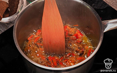 Приготовьте зажарку. Кастрюлю поставьте на огонь и расплавьте в ней сливочное масло. Добавьте мелко нарезанные лук и морковь. Обжарьте 5 минут до мягкости, периодически помешивая.