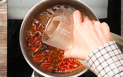 Сварите чечевицу. В кастрюлю к луку с морковью добавьте воду и чечевицу. Варите на медленном огне 15 минут до закипания. После закипания кастрюлю накройте крышкой и продолжайте варить до готовности чечевицы. Суп посолите, добавьте сушеную мяту и красный перец. Перемешайте и варите еще 1-2 минуты.