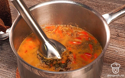 Сделайте крем-суп. Для этого готовый чечевичный суп измельчите с помощью погружного блендера до однородной массы.