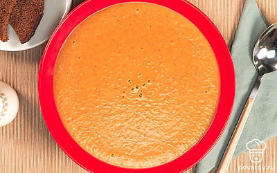 Перед подачей в каждую тарелку с супом добавьте лимонный сок и сухарики.