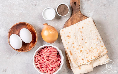 Вымойте яйца. Очистите лук от шелухи. Разогрейте духовку до 180°C и подготовьте форму для запекания.