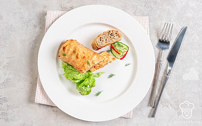 Подайте рулет в горячем или холодном виде, разрезав на порционные кусочки.