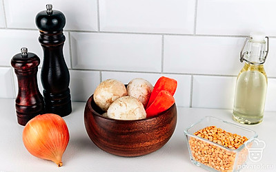 Горох промойте, залейте большим количеством холодной воды и оставьте на 3 часа, а лучше на ночь. Очистите репчатый лук и морковь. Шампиньоны помойте.