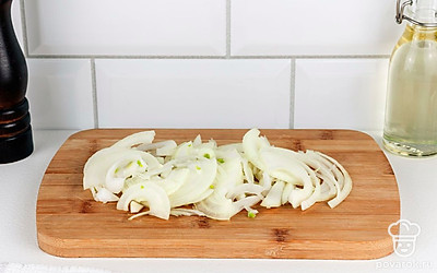 Репчатый лук нарежьте тонкими полукольцами.
