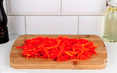 Морковь натрите на крупной терке.