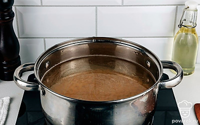 Залейте горох водой и поставьте на огонь. Когда вода закипит, убавьте огонь. Варите горох, периодически снимая пену.