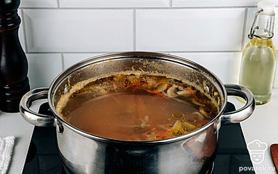 Когда горох будет практически готов, добавьте в кастрюлю пассерованные овощи и шампиньоны. Варите суп на медленном огне еще 10 минут, периодически снимая пену. Готовый суп посолите и поперчите по вкусу.