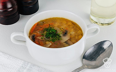 Подайте гороховый суп, украсив рубленым укропом. Приятного аппетита!